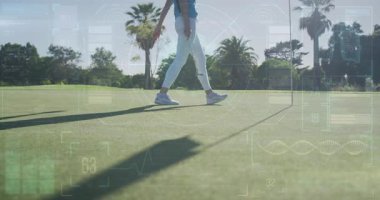 Golfçü, veri işleme animasyon örtüsüyle topu yeşile yerleştiriyor. Spor, teknoloji, analitik, yenilik, rekabet, strateji