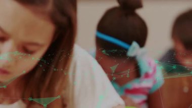 Genç öğrenciler dijital ağ animasyonu ile masalara yazı yazıyorlar. Eğitim, teknoloji, sınıf, bağlantı, öğrenme