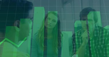 Ofis toplantısında finansal grafik animasyonunu analiz eden iş ekibi. finans, strateji, analiz, takım çalışması, işbirliği, büyüme