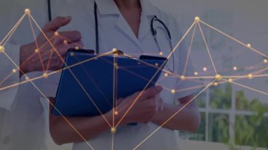 Hasta verilerini, şebeke bağlantıları olan doktorların hastanedeki animasyonlarını tartışıyorlar. Sağlık, teknoloji, yenilik, işbirliği, tıbbi, dijital