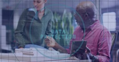 Modern ofiste iş birliği yapan çeşitli meslektaşlar üzerinde dijital arayüz animasyonu. İş, takım çalışması, çeşitlilik, teknoloji, işbirliği, yenilik