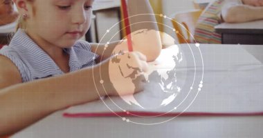 Okulda, animasyon ve dijital küreyle çocuk çizimleri, veri grafikleri keşfi. Eğitim, keşif, teknoloji, yaratıcılık, yenilik, öğrenme