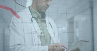 Hastanede, doktor dijital ekranda azalan kırmızı grafik animasyonunu analiz ediyor. Sağlık, teknoloji, kriz, tanı, analiz, veri