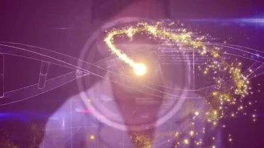 Laboratuvar önlüklü bilim adamının üzerinde DNA ipliği ve ışıldayan parçacıklar var. Bilim, genetik, araştırma, biyoteknoloji, moleküler, deney