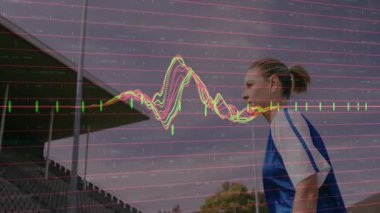 Performans veri animasyonuyla sahada koşan bayan futbolcu. atlet, spor, fitness, teknoloji, veri analizi, dijital