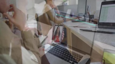 Dizüstü bilgisayardaki video konferansı, iş arkadaşlarıyla birlikte animasyonda çalışan kişi. Uzak çalışma, telekomünikasyon, iletişim, teknoloji, işbirliği, şirket