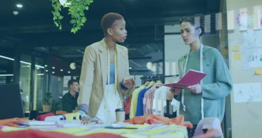 Modern ofiste moda tasarımlarını tartışan iki kadın, veri animasyonlarını üst üste koyuyor. işbirliği, yaratıcılık, tasarımcılar, dijital, yenilik, takım çalışması