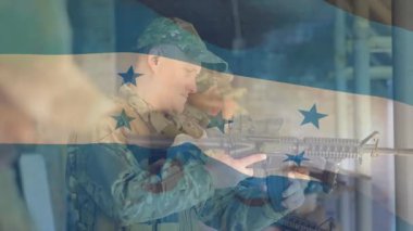 Elinde tüfek, Honduras bayrağı animasyon kaplamalı kamuflajlı asker. Ordu, silahlı kuvvetler, savunma, vatanseverlik, ulusal, savaş
