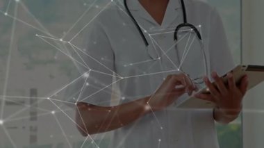 Doktor ağ bağlantıları ve veri işleme animasyon örtülü tablet kullanıyor. Teknoloji, sağlık, dijital, bağlantı, yenilik, analiz