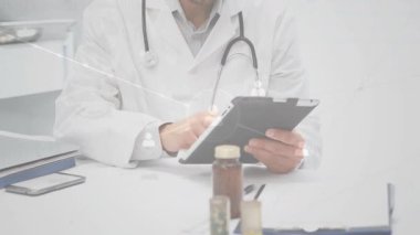 Bağlantı ağı ve veri işleme animasyonu olan tablet kullanan bir doktor. Teknoloji, sağlık, dijital, yenilik, bağlantı, tıbbi