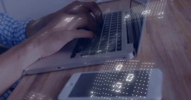 Eller dizüstü bilgisayarda ikili kod animasyonu eşliğinde klavyede yazıyor. Teknoloji, kodlama, programlama, yazılım, siber güvenlik, veri