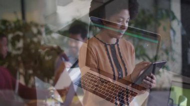 Modern ofiste çalışan iş kadını, animasyon kaplamalı tablet kullanıyor. Teknoloji, yenilik, kurumsal, profesyonel, çoklu görev, dijital