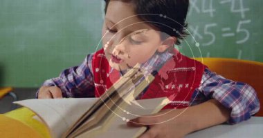 Sınıfın arka planında veri işleme animasyonu olan çocuk kitabı. Eğitim, teknoloji, öğrenme, yenilik, dijital, fütüristik