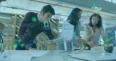 Animasyon projesinde işbirliği, ofiste dijital arayüz kullanan genç profesyoneller. İşbirliği, takım çalışması, beyin fırtınası, teknoloji, yenilik, yaratıcılık