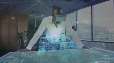 Sanal gerçeklik kulaklığı kullanarak, ofisteki holografik araba animasyonunu keşfeden bir adam. Teknoloji, yenilik, simülasyon, dijital, 3D, otomotiv