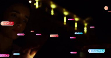 Renkli dijital animasyonlara, karanlık ortamda dikkatle odaklanan insanlara bakıyorum. dijital sanat, yaratıcı, teknoloji, canlı, konsantrasyon, sürükleyici