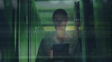 Sunucu odasında, dijital ikili kodların animasyonuyla çalışan kişi. Teknoloji, siber güvenlik, veri, ağ, programlama