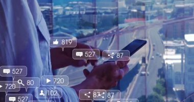 Akıllı telefon kullanarak, sosyal medya bildirimlerini şehir manzarası animasyonuyla izleyen kişi. Teknoloji, iletişim, sosyal ağ, bağlantı, şehir, yaşam tarzı