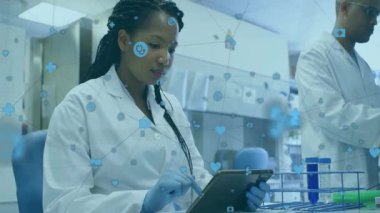 Laboratuvarda dijital sağlık veri animasyonu içeren tablet kullanan bilim adamı görülüyor. Teknoloji, yenilik, sağlık, araştırma, analiz