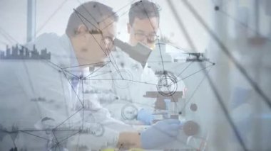 Veri analiz ediliyor, mikroskopla çalışan bilim adamları ve laboratuardaki ağ bağlantıları. Laboratuvar, analiz, araştırma, teknoloji, yenilik, keşif