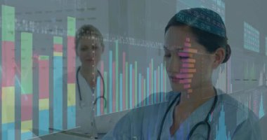 Hastanede, tıp uzmanları verileri grafik ve çizelge animasyonlarıyla analiz ediyorlar. Sağlık, veri analizi, takım çalışması, teknoloji, araştırma, analitik