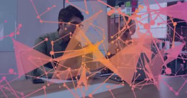 Animasyon ve veri görselleştirmesi hakkında konuşmak, okul ortamında iş profesyonelleri. Takım çalışması, sunum, analiz, teknoloji, işbirliği, strateji