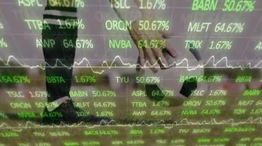 Futbol oyuncularının sahada pratik yaptığı borsa veri animasyonu. Finans, veri görselleştirme, yatırım, analiz, eğitim, takım çalışması