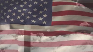 Amerikan bayrağı bulutlarla gökyüzünde dalgalanıyor, vatansever bir animasyon yaratıyor. Vatanseverlik, bağımsızlık, özgürlük, ulusal, ABD, yıldızlar