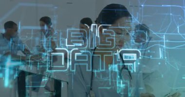 Ofisteki animasyon örtüsünü inceleyen büyük verilerle, sağlık uzmanlarıyla çalışmak. Analizler, veri analizi, teknoloji, dijital araçlar, takım çalışması, ofis ortamı