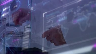 Dünya haritası ve veri analizleriyle dijital arayüzün animasyonu gösteriliyor. Teknoloji, yenilik, küreselleşme, sanal, ağ, gelecek