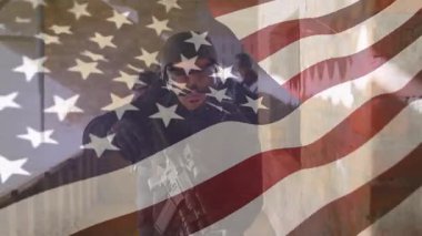 Güvenlik ve vatanseverliği temsil eden Amerikan bayrağını taşıyan SWAT ekibi üyesi. taktik, yasa uygulama, savunma, koruma, ulusal, silahlı