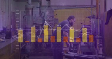Fabrikadaki makineleri çalıştıran işçilerin grafikleri ve veri analizleri. Üretim, endüstriyel, teknoloji, analitik, otomasyon, yenilik