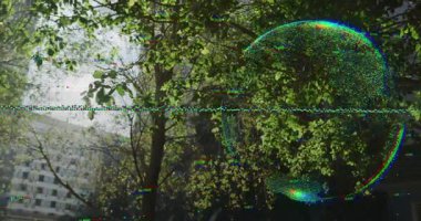 Ağaçlar ve bina üzerinde dijital bozulma etkisi olan şehir animasyonu. Kavramsal, soyut, teknoloji, siber, geleceksel, mimari