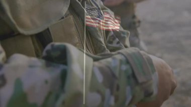 Ekipman, kamuflaj üniformalı asker ve Amerikan bayrağı görünür durumda. Ordu, ordu, vatanseverlik, silahlı kuvvetler