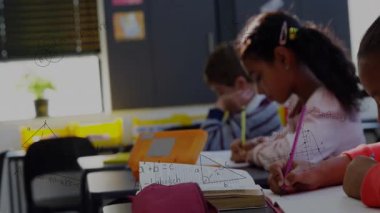 Okulda, geometrik şekillerin animasyonuyla matematik problemlerini çözen öğrenciler. Eğitim, matematik, geometri, öğrenme, problem çözme, yaratıcılık