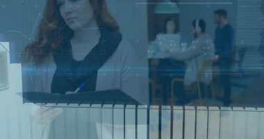 Finansal verileri analiz etmek, ofis ortamında animasyonla çalışan iş kadını. Finans, analiz, kurumsal, profesyonel, teknoloji, strateji