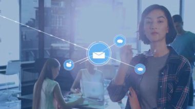 Ofiste, iş kadını dijital ağ animasyonları ve veri simgeleriyle etkileşimde bulunuyor. Teknoloji, yenilik, ağ, iletişim, profesyonel, bağlantı