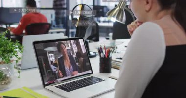 Dizüstü bilgisayardan animasyon izlemek, okuldaki kişinin sosyal medya bildirimleri alması. Teknoloji, dijital, çoklu görev, eğlence, bağlantı, eğitim