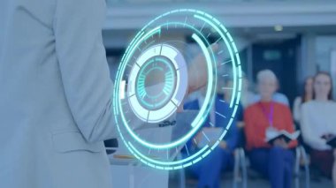 Holografik arayüzü kullanarak, okul konferansında izleyicilere sunum yapan kişi. Teknoloji, yenilik, eğitim, sunum, fütüristik, seminer