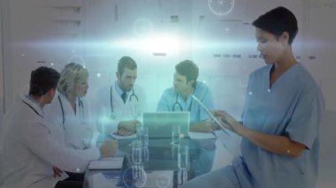 Hastane toplantısında, tıbbi uzmanlar dijital arayüz örtülü verileri analiz ediyorlar. Sağlık, teknoloji, analiz, takım çalışması, yenilik, dijital sağlık