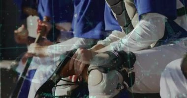 Makinelerle çalışan insanlar üzerinde robot teknolojisi ve veri işleme animasyonu. Otomasyon, yenilik, endüstri, üretim, robotik, dijitalleştirme