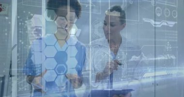 Altıgen animasyon ile dijital arayüz kullanan sağlık uzmanları, verileri tartışıyorlar. Teknoloji, yenilik, tıbbi, iletişim, analitik, fütüristik