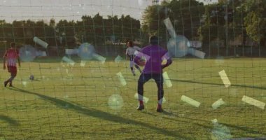 Futbol topunu kaleciye doğru atıyor, sahada veri animasyonu olan bir oyuncu. Spor, atlet, rekabet, futbol, strateji