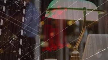 Şehir gece sahnesindeki dijital verilerin ve geometrik kalıpların animasyonu. Teknoloji, fütürist, yenilik, mimari, şehir manzarası, modern