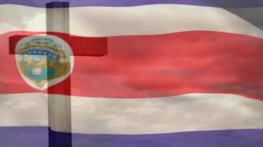 Kosta Rika bayrağı bulutlu gökyüzüne karşı ulusal amblemin animasyonuyla dalgalanıyor. Vatansever, sembol, bulutlar, esinti, gurur