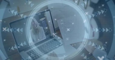 Çağrı sırasında dizüstü bilgisayardaki ok ve dairelerle dijital arayüzün animasyonu. Teknoloji, yenilik, bağlantı, veri, görselleştirme, ağ