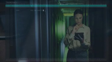 Sunucu odasında dijital veri içeren tablet kullanan bir kadın animasyon oluşturur. Teknoloji, siber güvenlik, ağ oluşturma, analiz