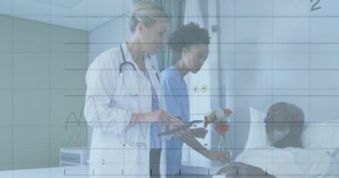 Hastanedeki hasta bakımını, doktorları ve hemşire raporlarını inceliyor. Sağlık, takım çalışması, işbirliği, profesyoneller, danışma, belgeleme