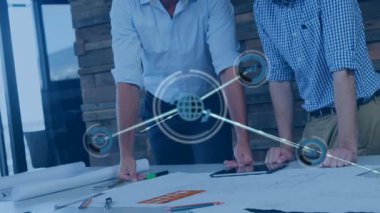 Ofiste, dijital ağ kullanarak işbirliği yapan işadamları dizüstü bilgisayarlara animasyon yüklüyorlar. Teknoloji, yenilik, işbirliği, takım çalışması, iletişim, bağlantı