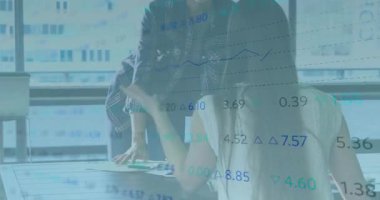 Finansal veriler, iş arkadaşı ve borsa grafikleri hakkında konuşmak. Finans, analiz, takım çalışması, işbirliği, strateji, ofis